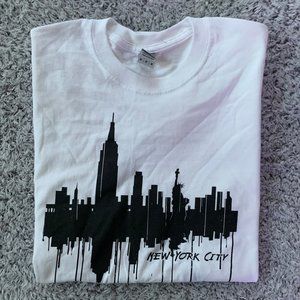 Vintage Barely-Worn New York City T-Shirt. Medium. Gildan.